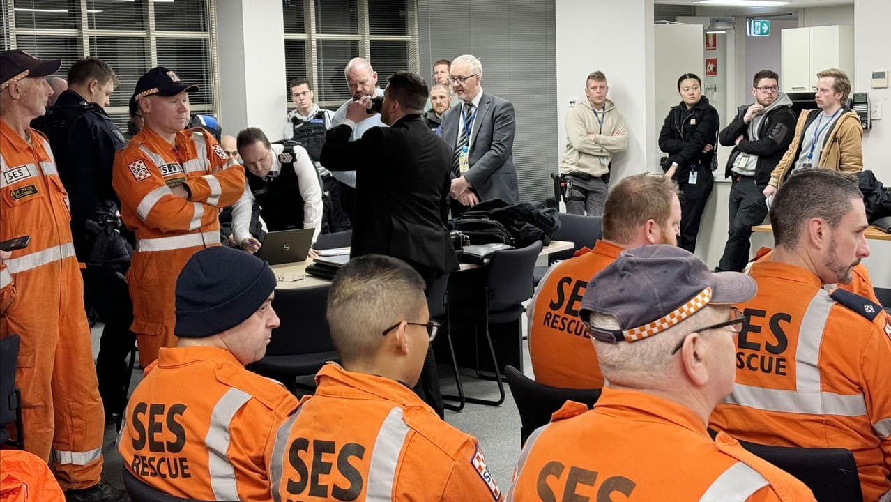 Searchers being briefed