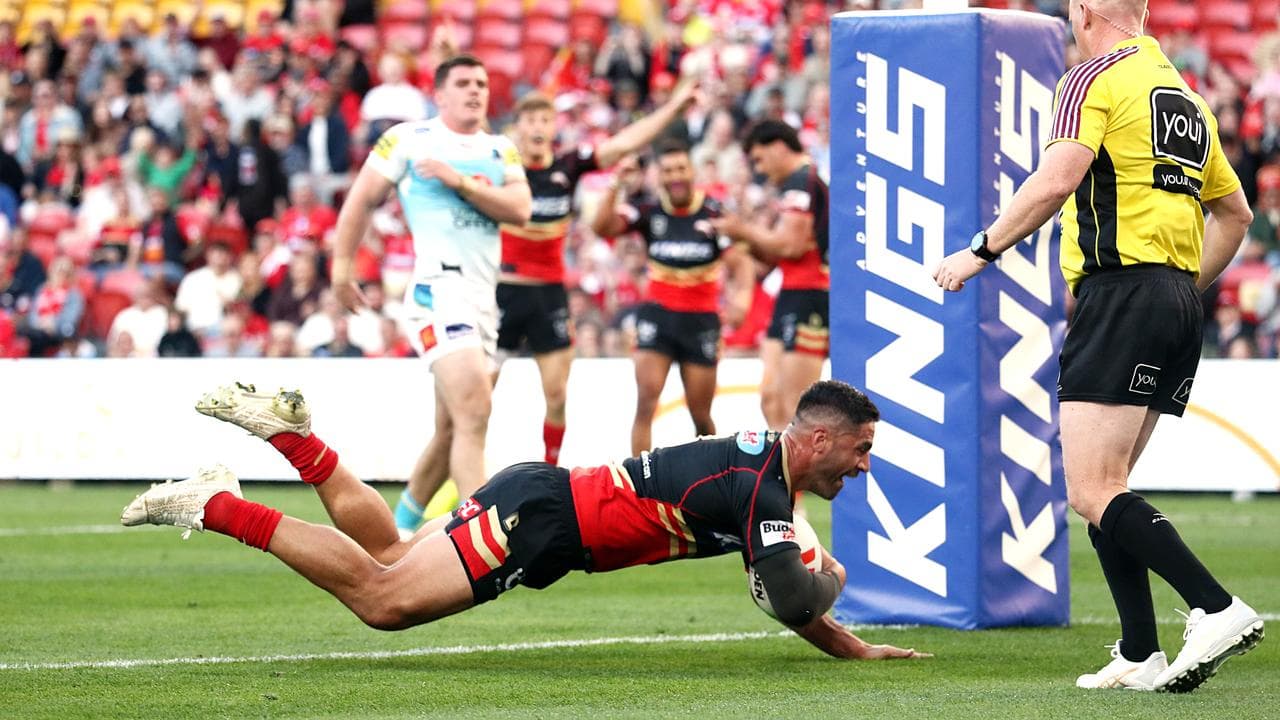 Jesse Bromwich scores a try.