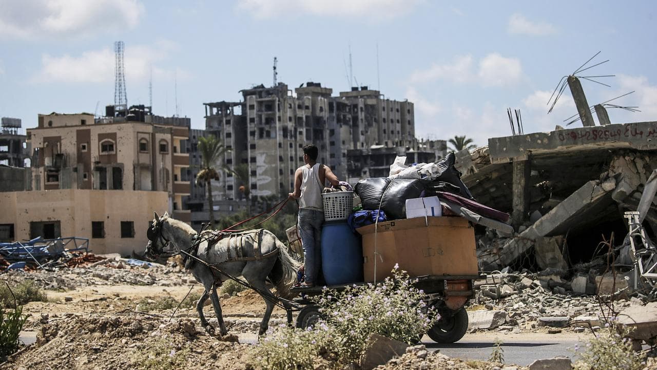Palestinians flee from Al Bureije refugee camp