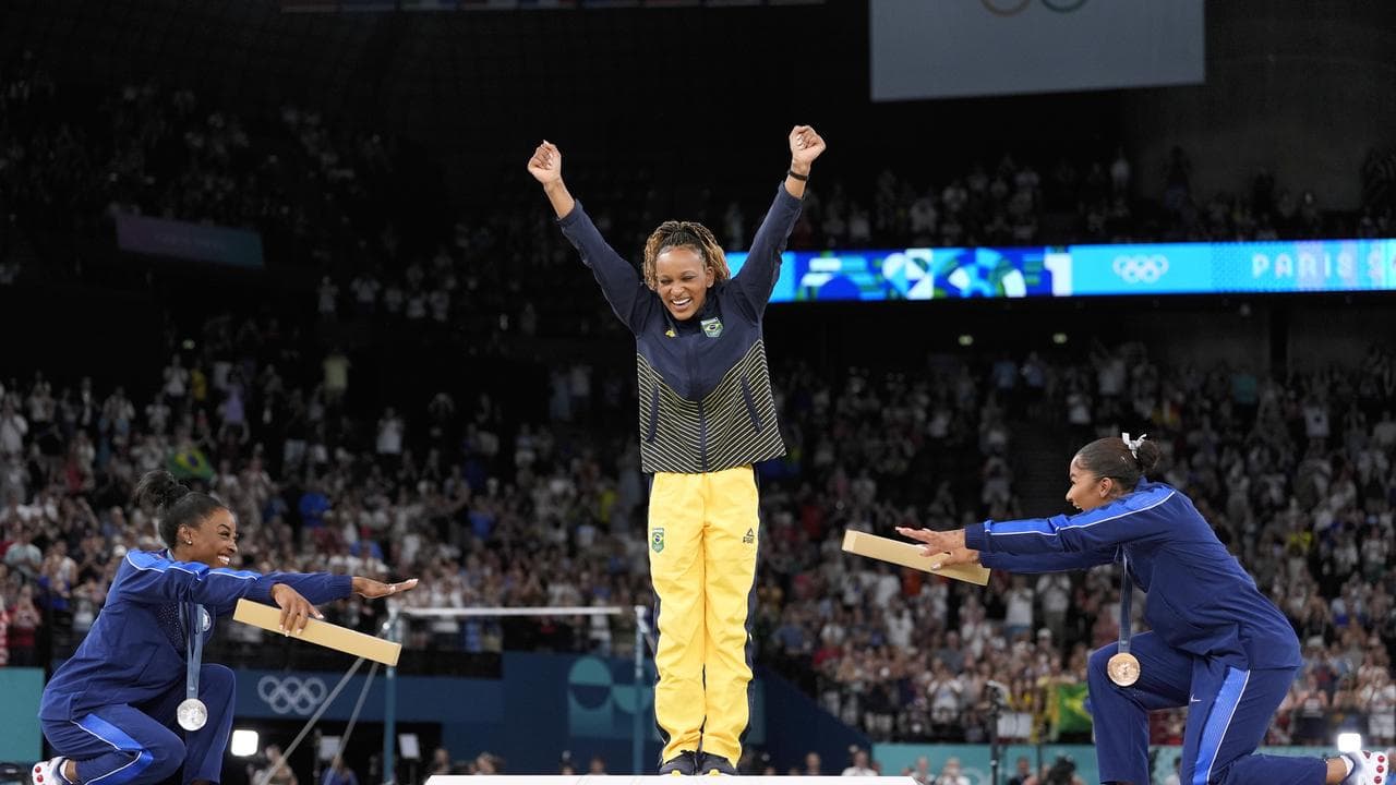 Simone Biles (l)  Jordan Chiles (r) Rebeca Andrade.