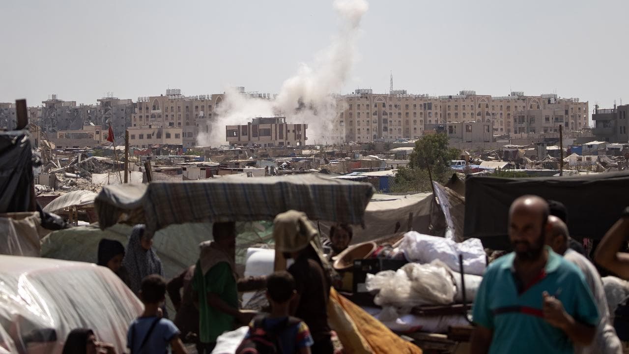 People flee as Israeli forces advance in Khan Younis, Gaza