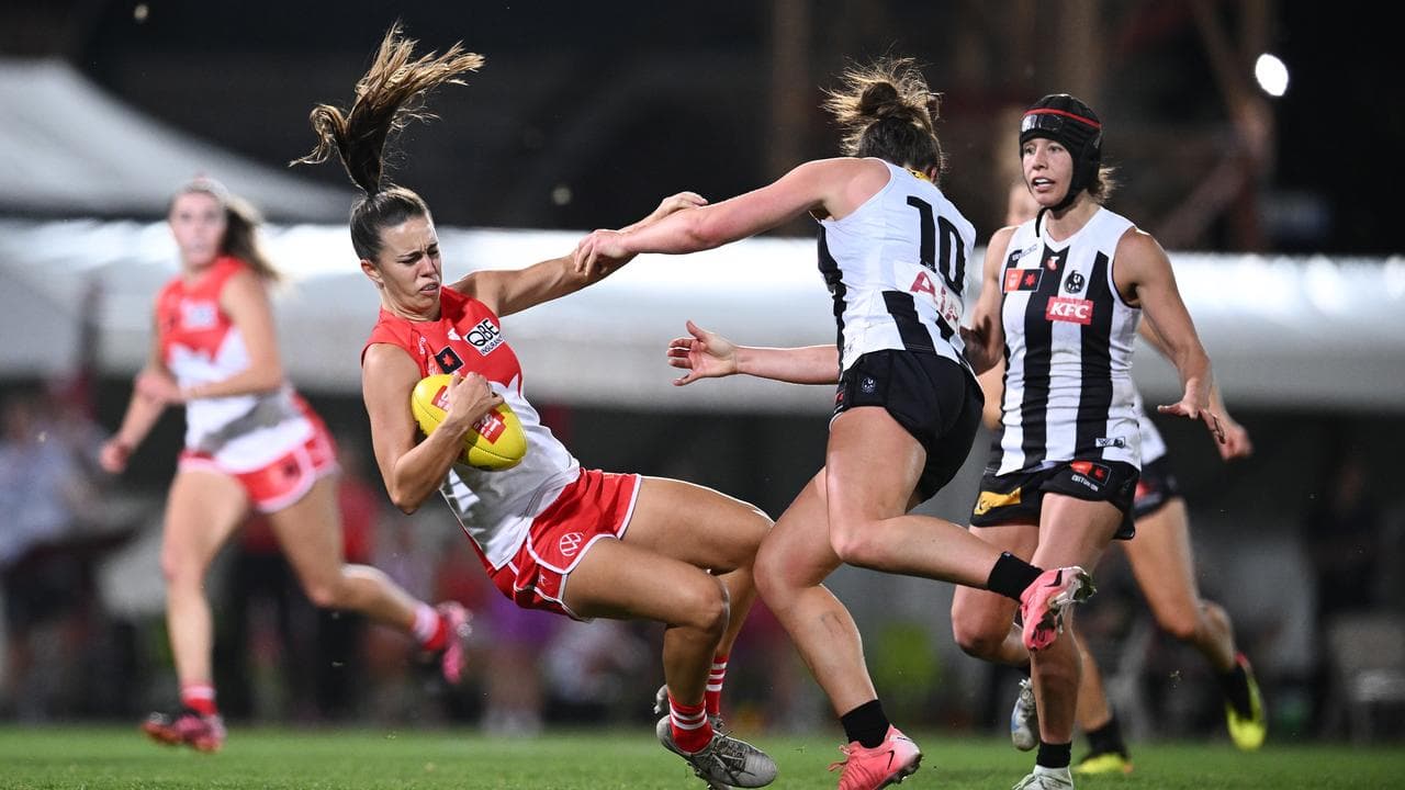 Chloe Molloy collides with Muireann Atkinson.