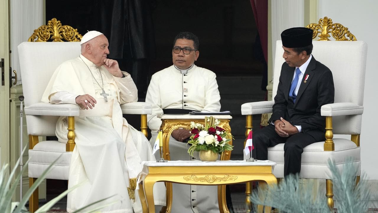 Pope Francis speaks with Indonesian President Joko Widodo