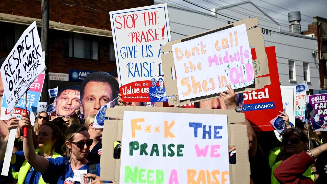 Nurses rally outside NSW Premier Chris Minns' office