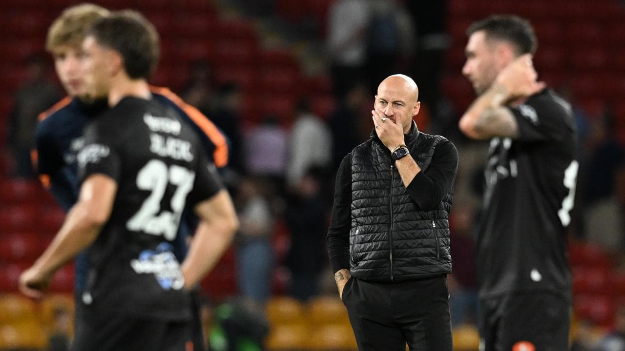 Roar coach Ruben Zadkovich (centre).