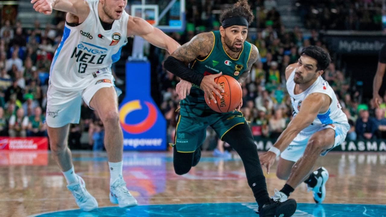 Jordon Crawford (centre).