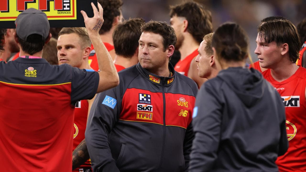 Stuart Dew (centre).