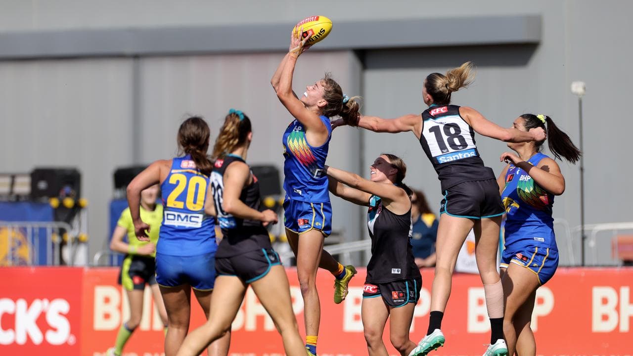 Ella Roberts (centre).