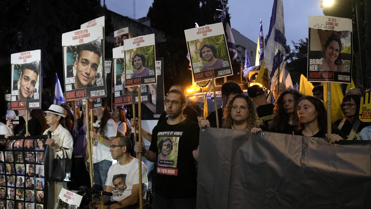 Protest for the return of hostages outside the PM's home in Jerusalem