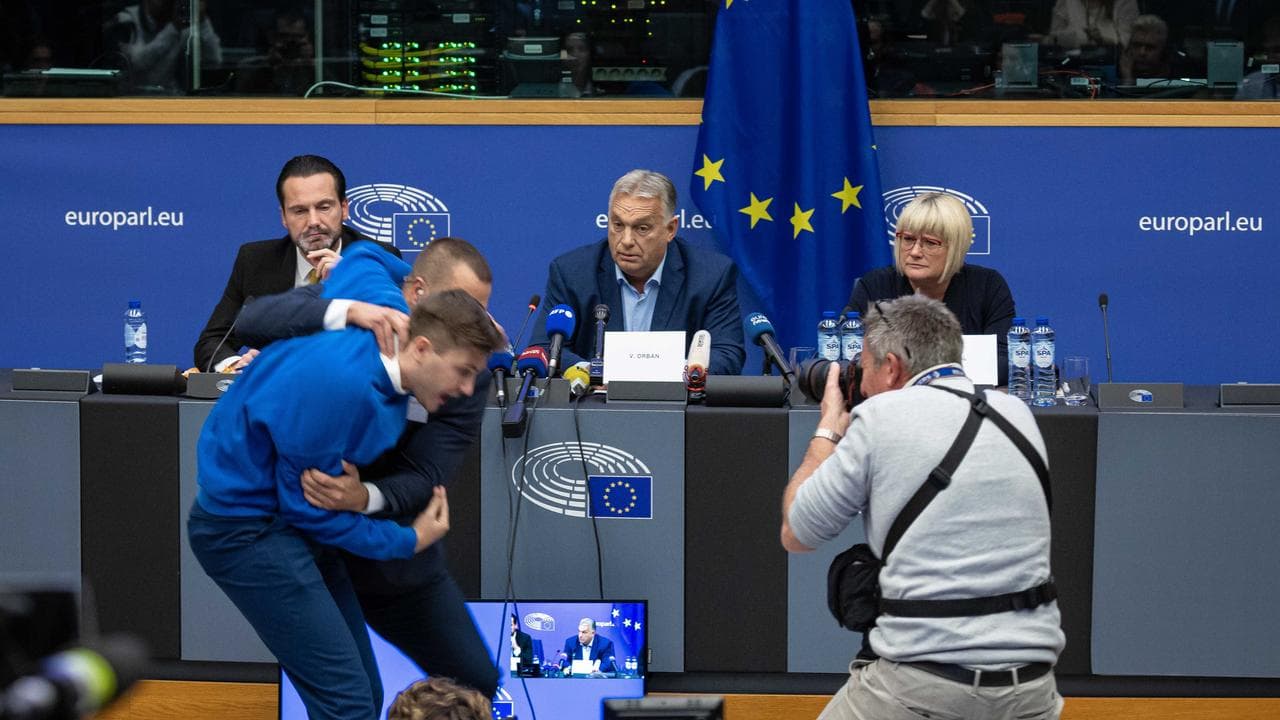 A man disrupting Hungarian PM's press conference