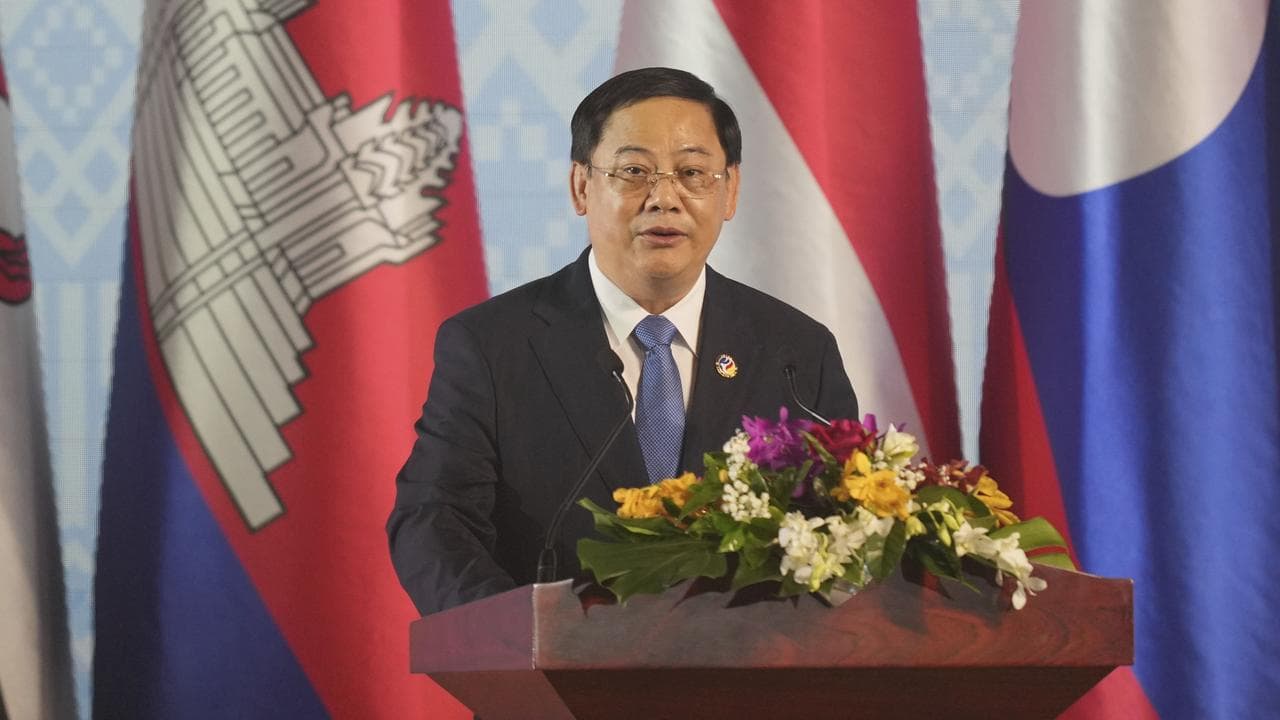 Laos PM Sonexay Siphandone welcomes leader to the ASEAN summit