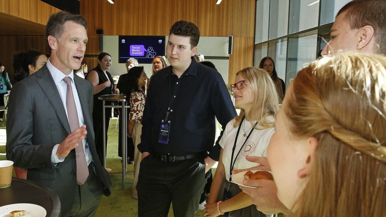 Chris Minns speaks with youth delegates at a social media summit