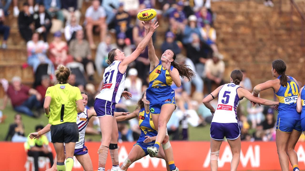 Fremantle's Mim Strom competesagainst the Eagles' Lauren Wakfer.
