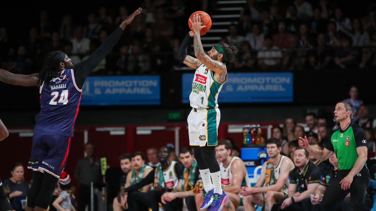 Jordon Crawford of the JackJumpers shoots.