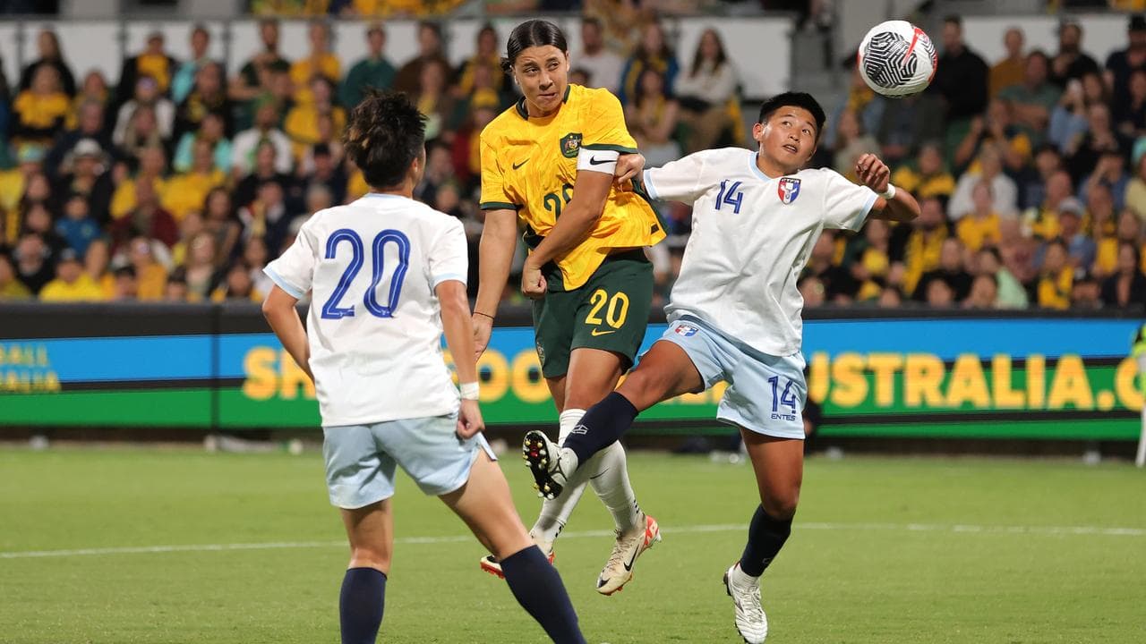 Sam Kerr (centre).