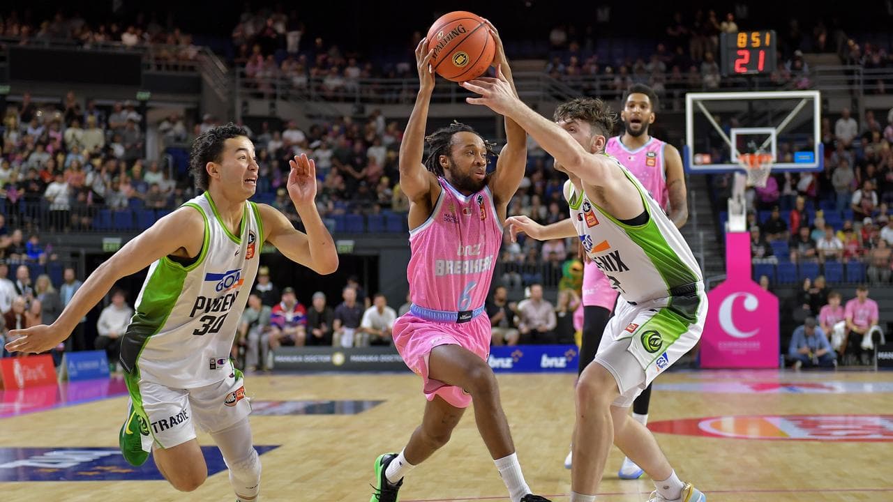 The Breakers' Parker Jackson-Cartwright (centre).