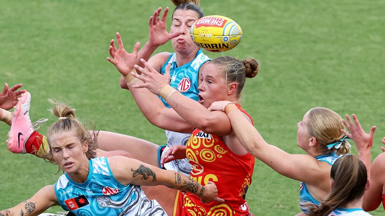 Gold Coast's Charlie Rowbottom (centre).