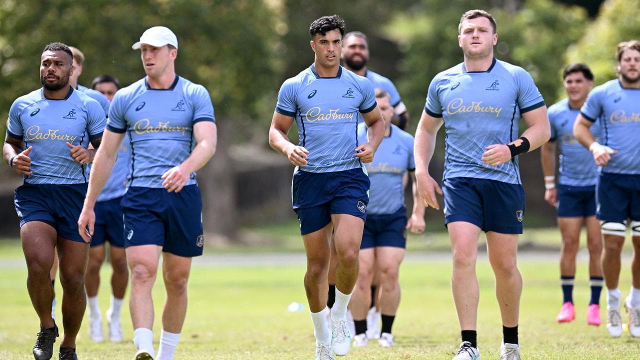 Joseph-Aukuso Suaalii (centre).