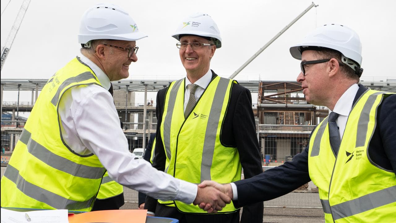 Anthony Albanese and Alan Joyce shake hands