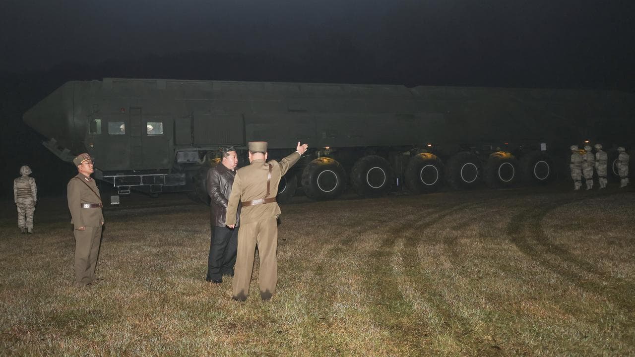 Kimg Jong-un and North Korean military members