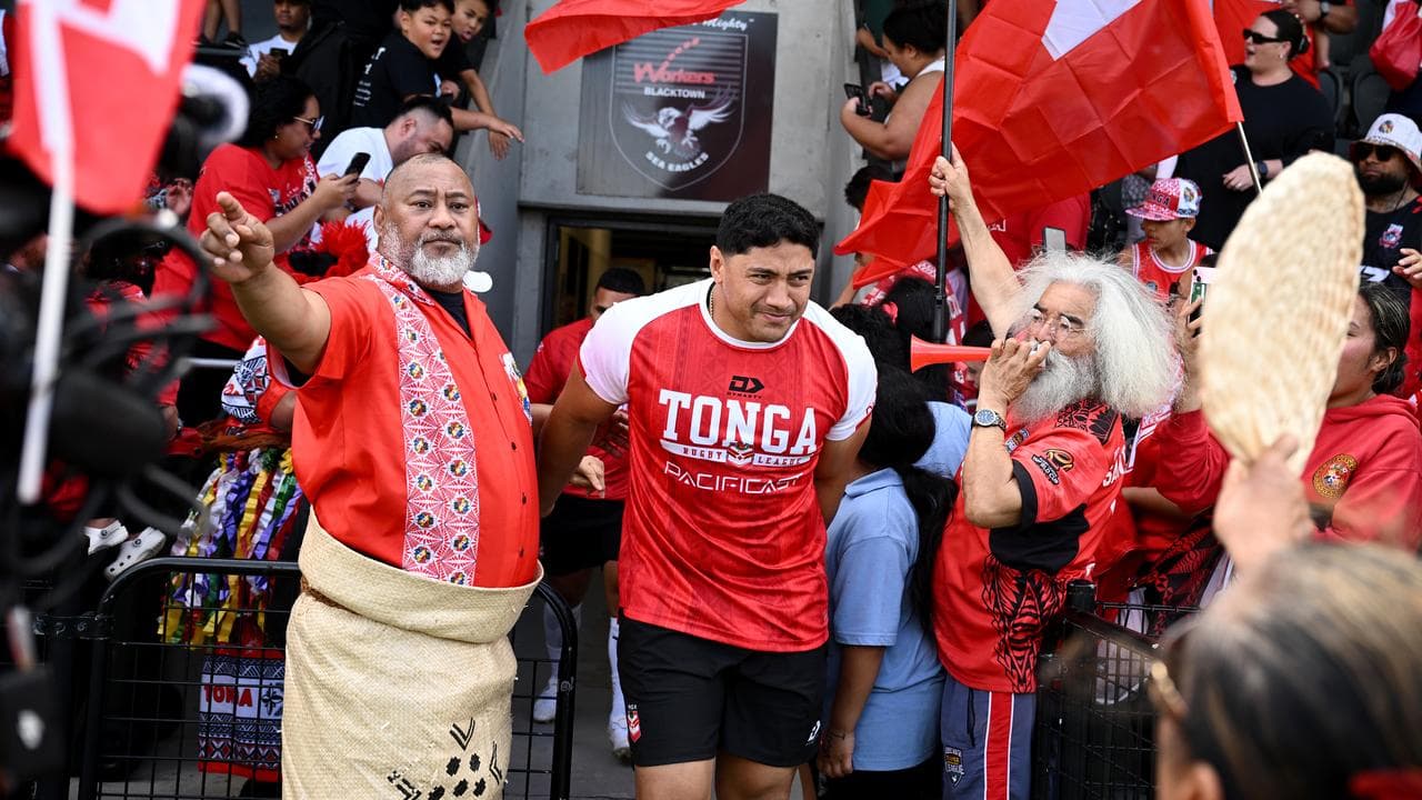Jason Taumalolo (centre).