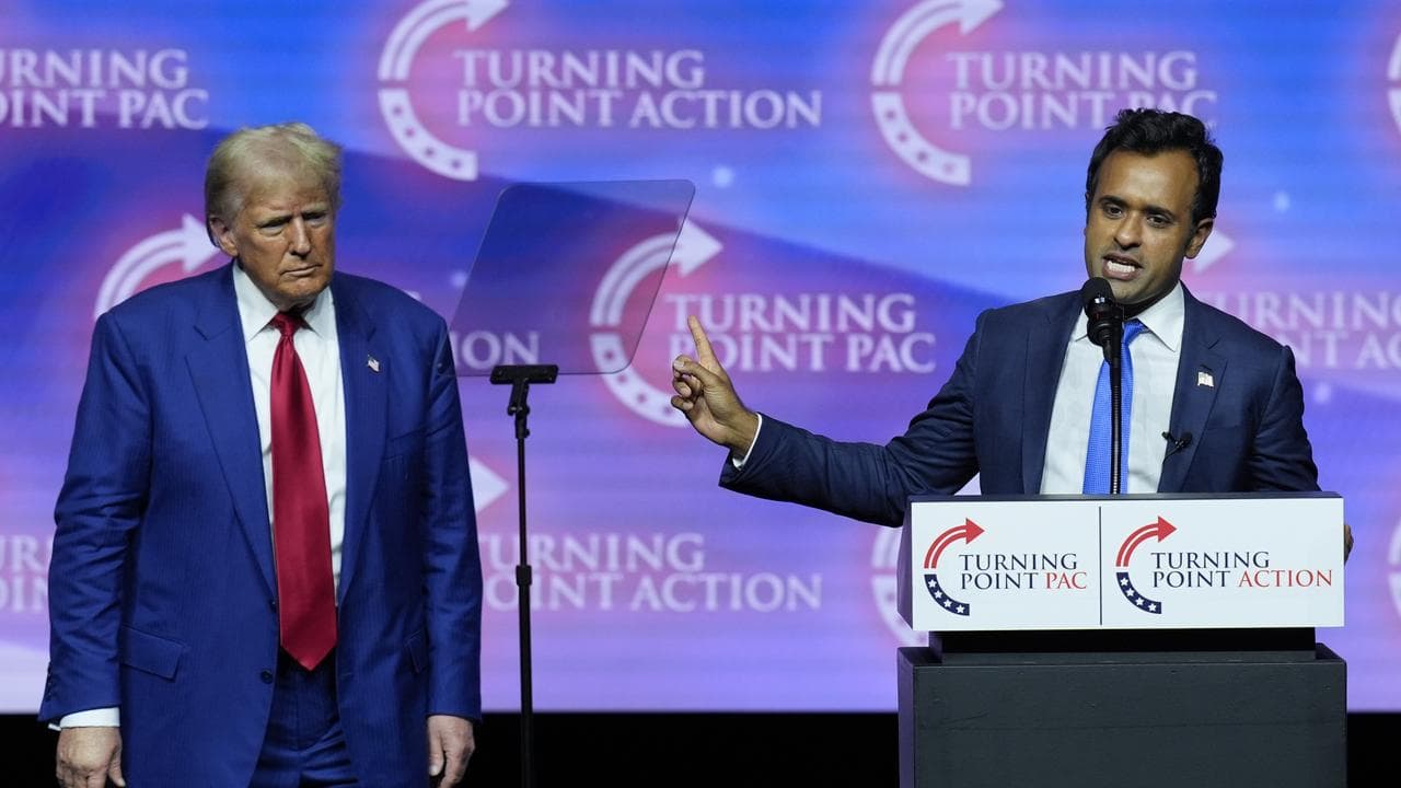 Donald Trump listens to Vivek Ramaswamy