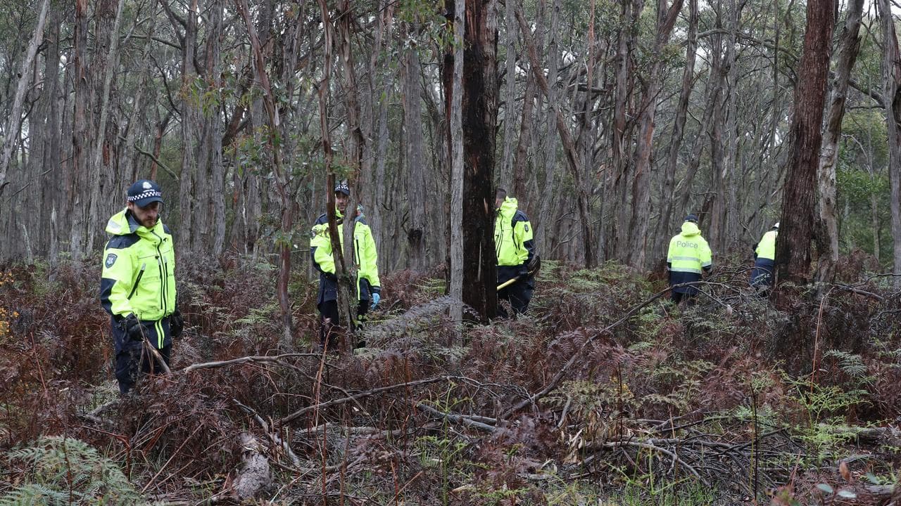 Police search bushland for the remains of Samantha Murphy