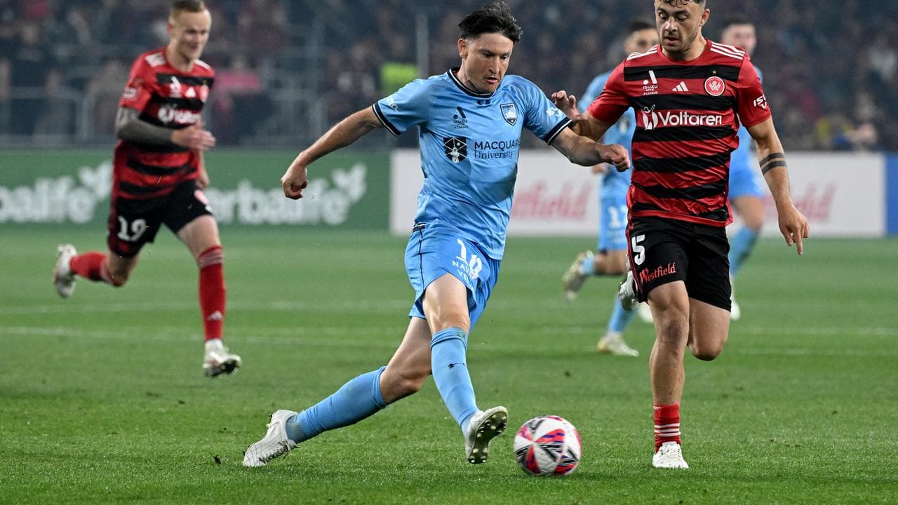 Sydney FC's Joe Lolley (centre).