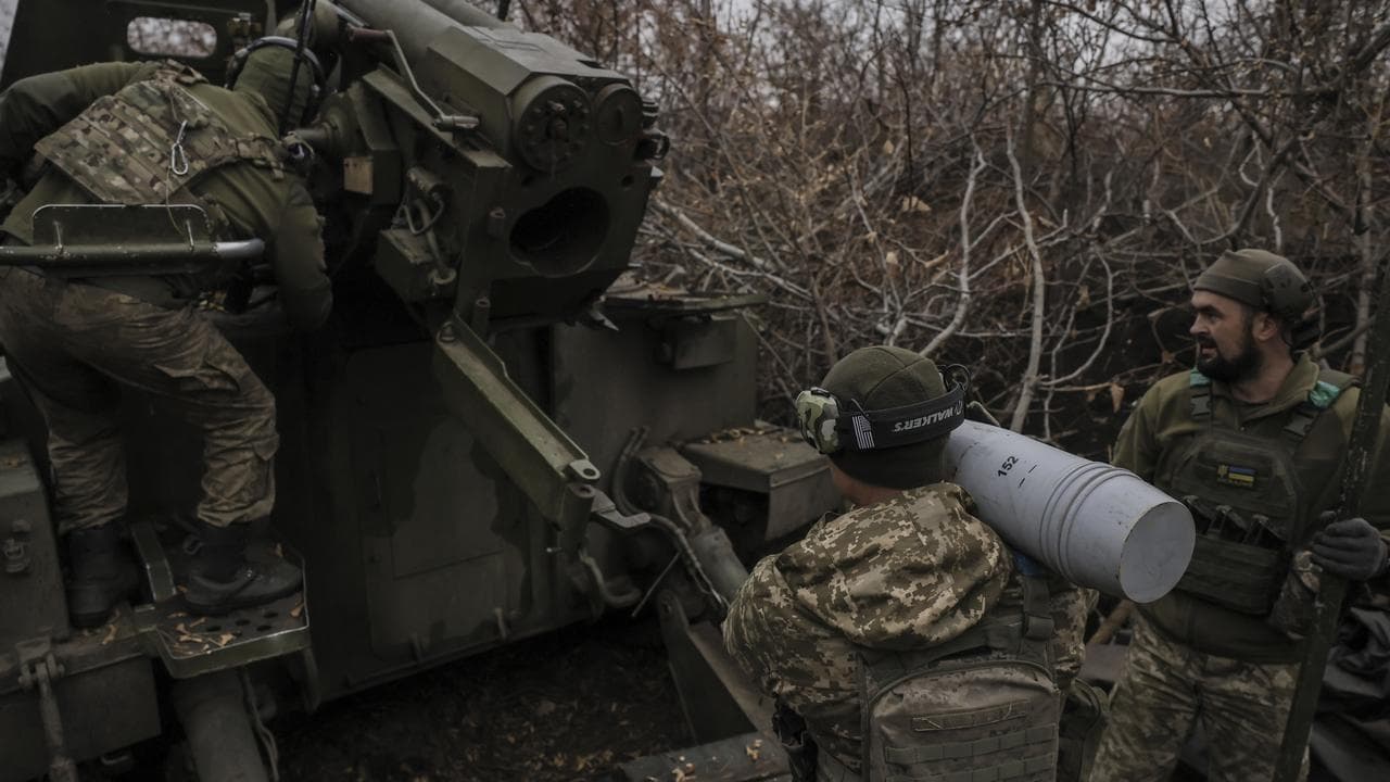 Ukrainian troops fire a towards Russian positions near in Donetsk