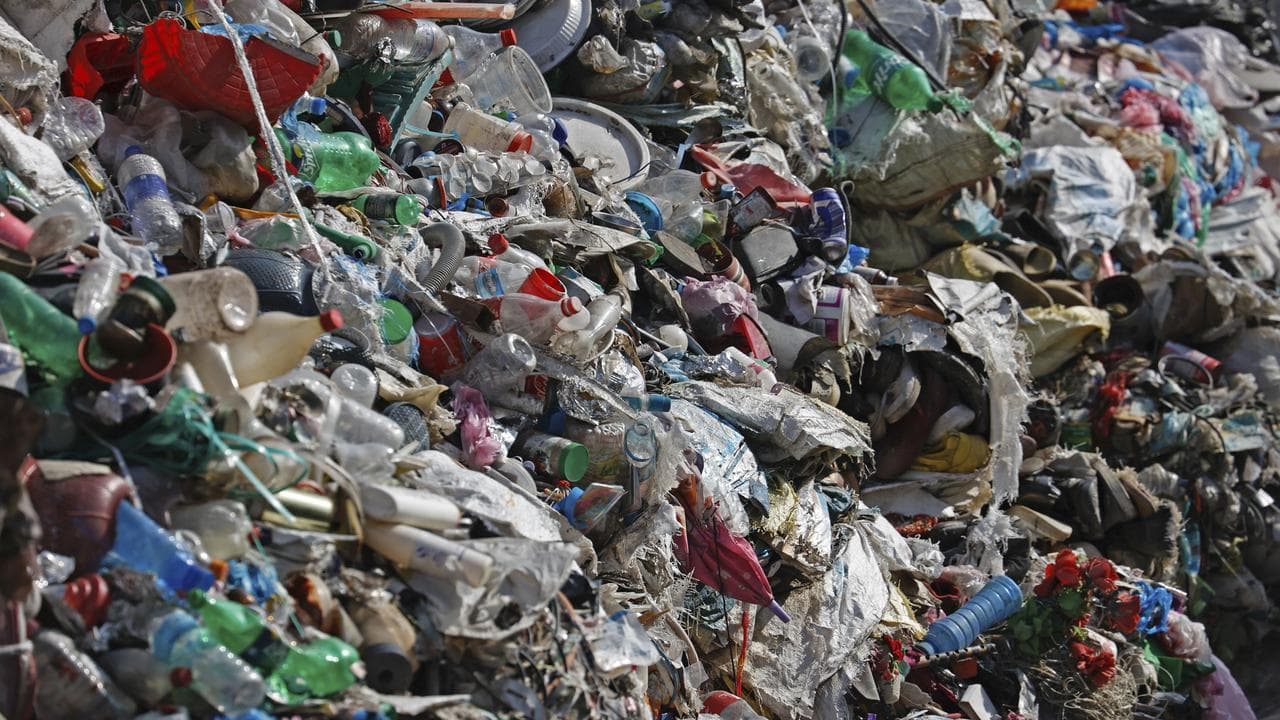 Garbage collected en route to Mount Everest