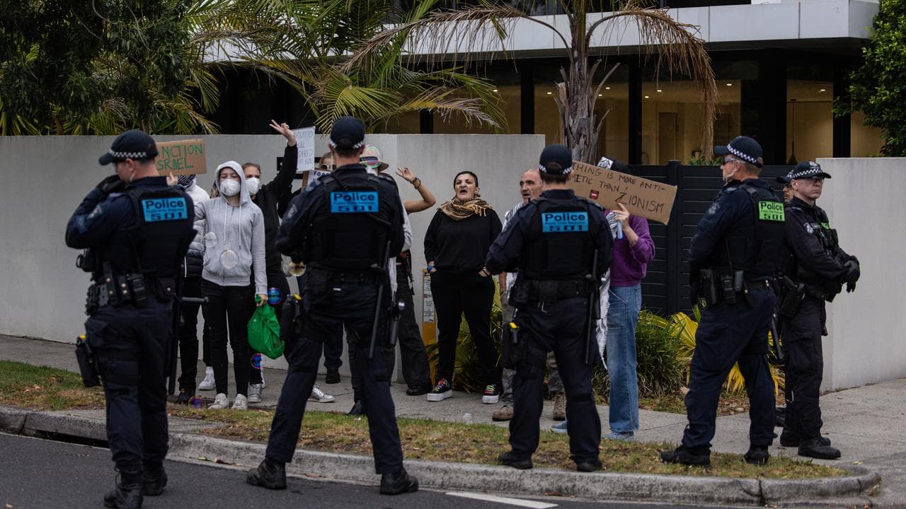 Police stand between pro-Palestine activists and pro-Israel activists