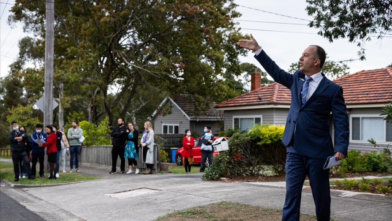 An auction on a property at Glen Iris in Melbourne