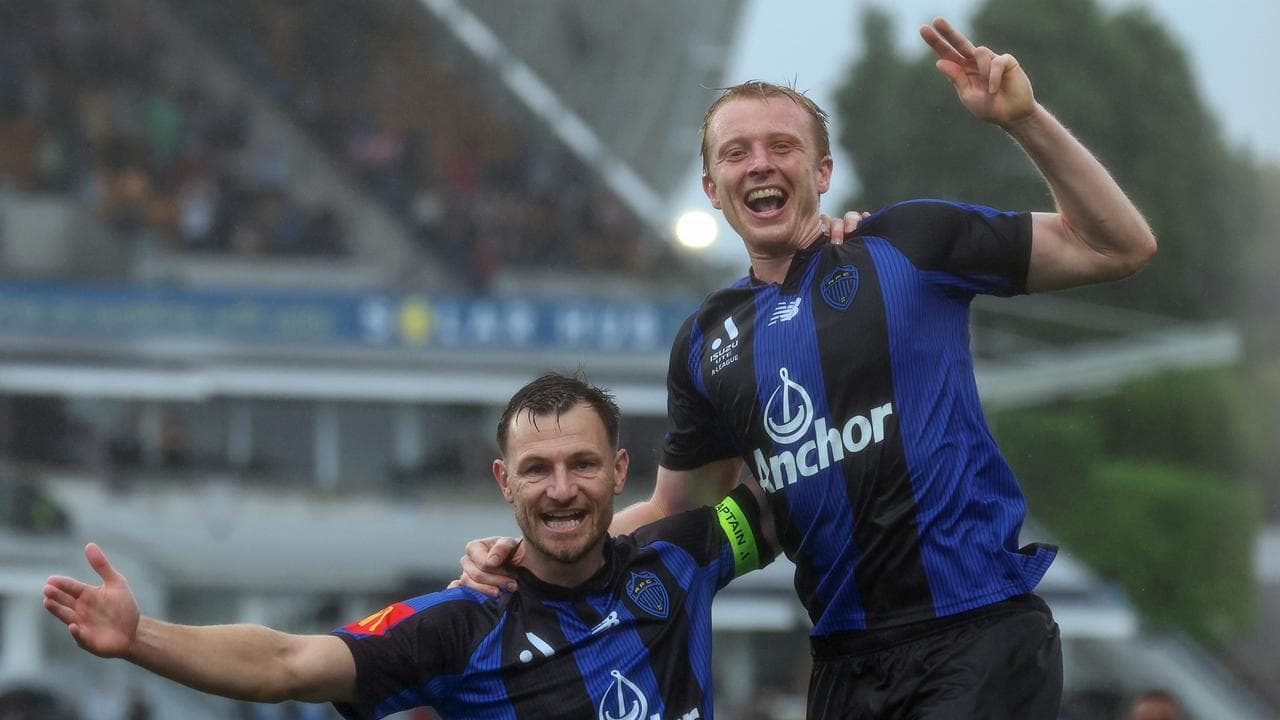 Auckland's Francis De Vries (right).