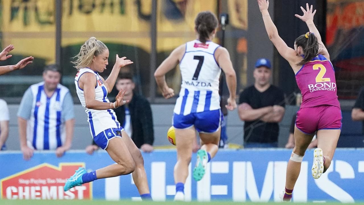 North Melbourne's Alice O’Loughlin (left).