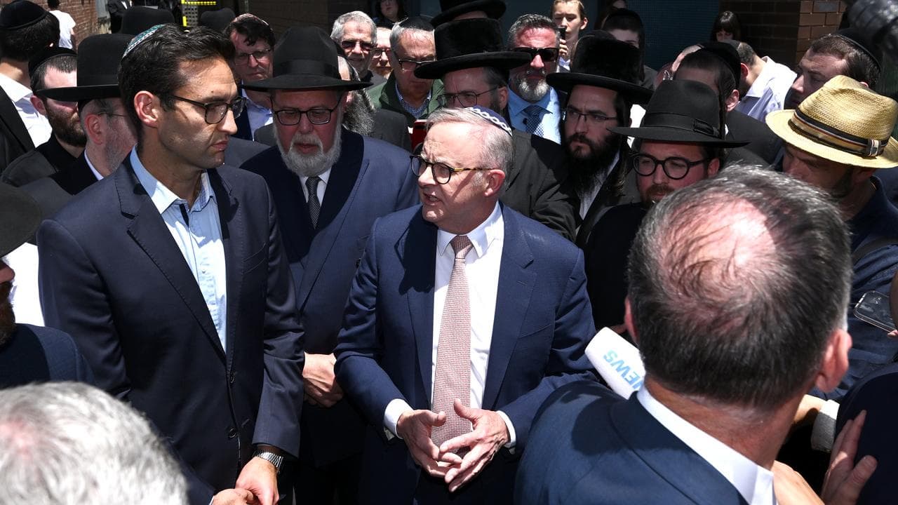 Anthony Albanese visits the Adass Israel Synagogue.