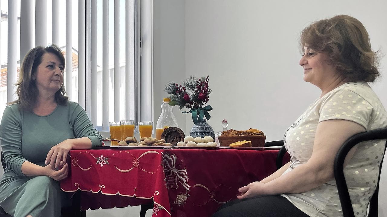 Nevart and Silva sitting at a table