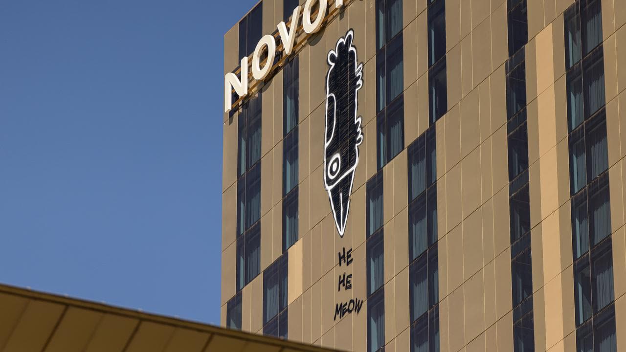 "Pam the Bird" on the facade of the Novotel, in Melbourne