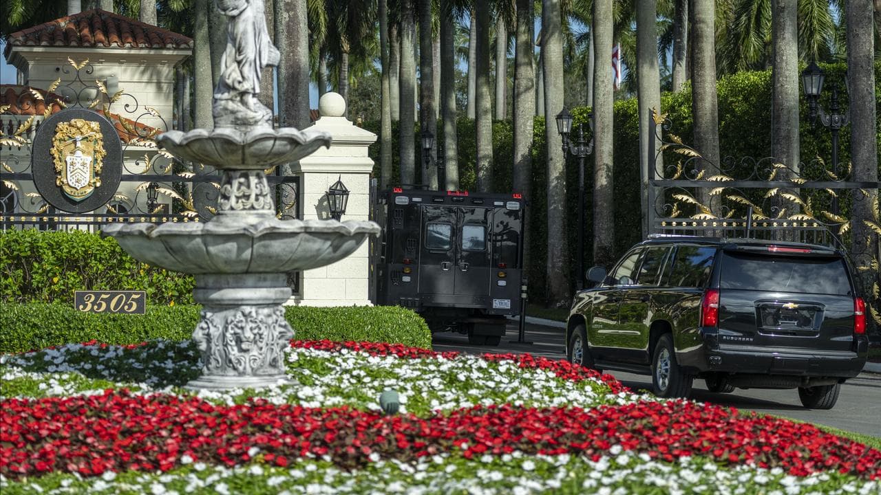 Donald Trump's motorcade enter the Trump International Golf Club