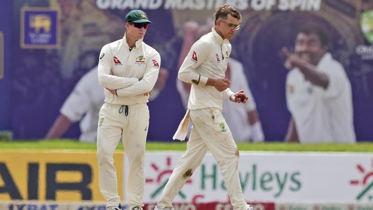 Steve Smith (left) talks with offspinner Todd Murphy.