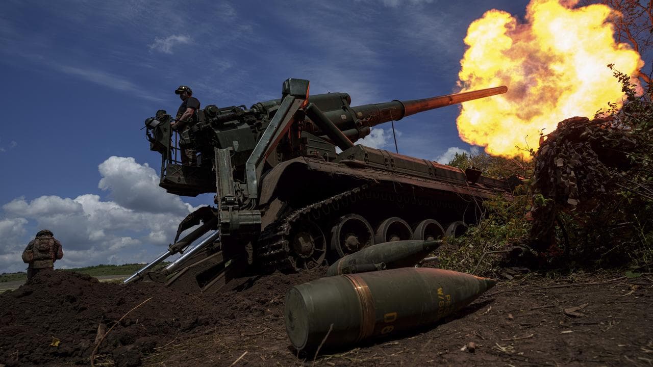 Ukrainian soldiers fire toward Russian positions