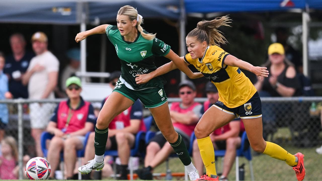 Maja Markovski (left) fights for the ball withSarah Rowe.