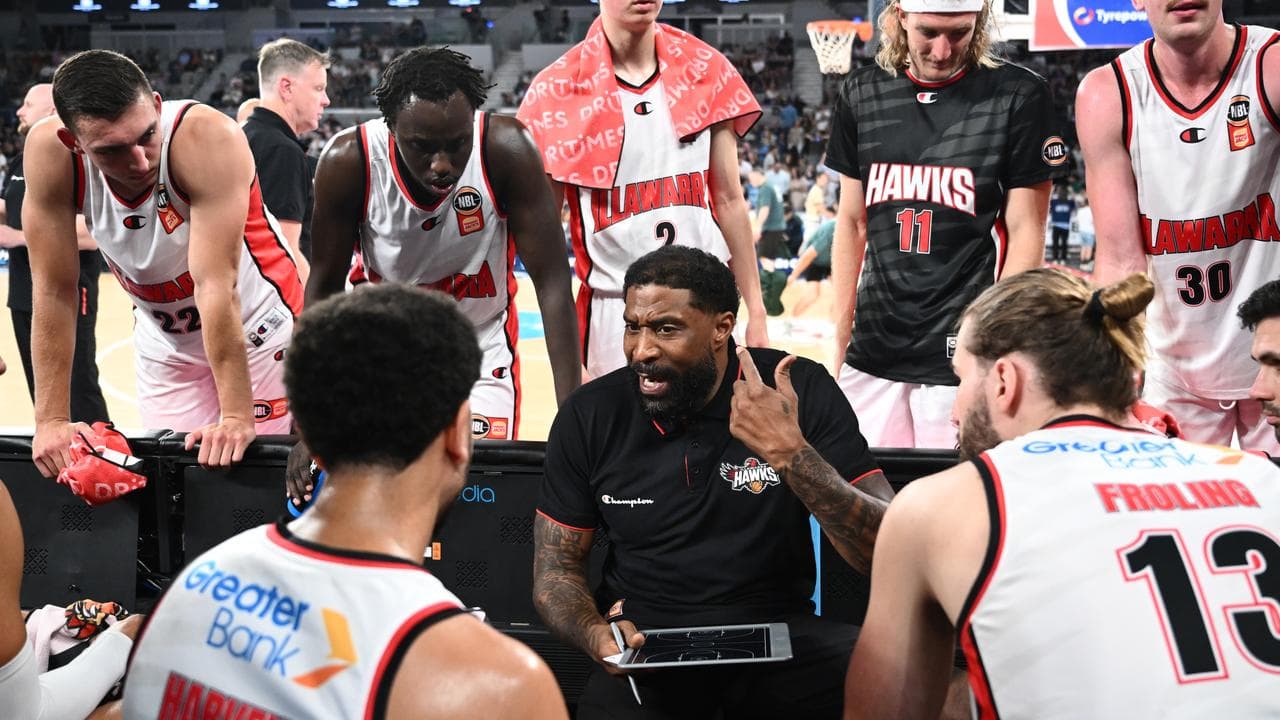 Illawarra coach Justin Tatum (centre).
