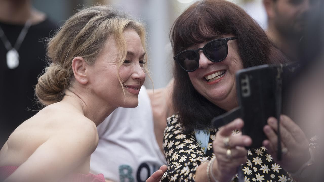 Renee Zellweger takes photo with a fan