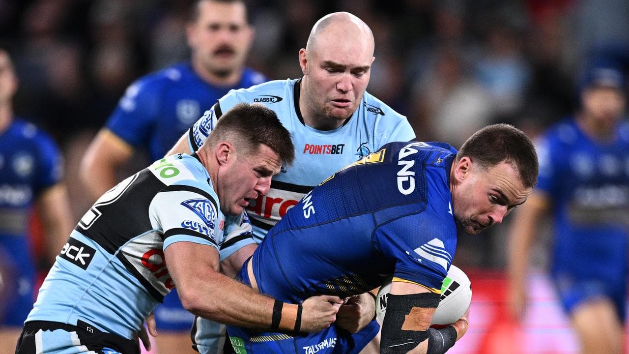 Cronulla's Tom Hazelton (centre)