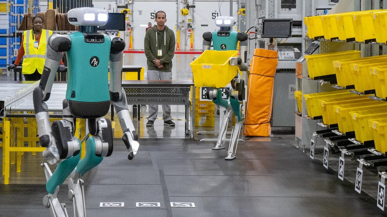 Á Digit humanoid robot is tested at an Amazon facility in Seattle