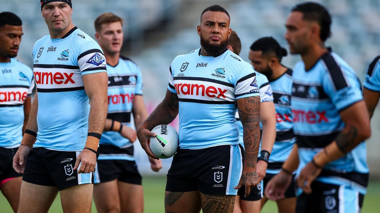 Addin Fonua-Blake (centre).