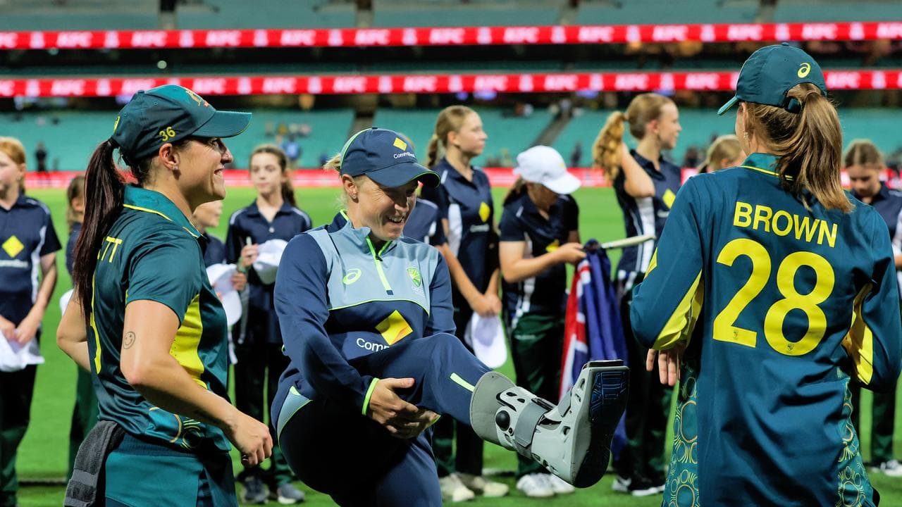 An injured Alyssa Healy