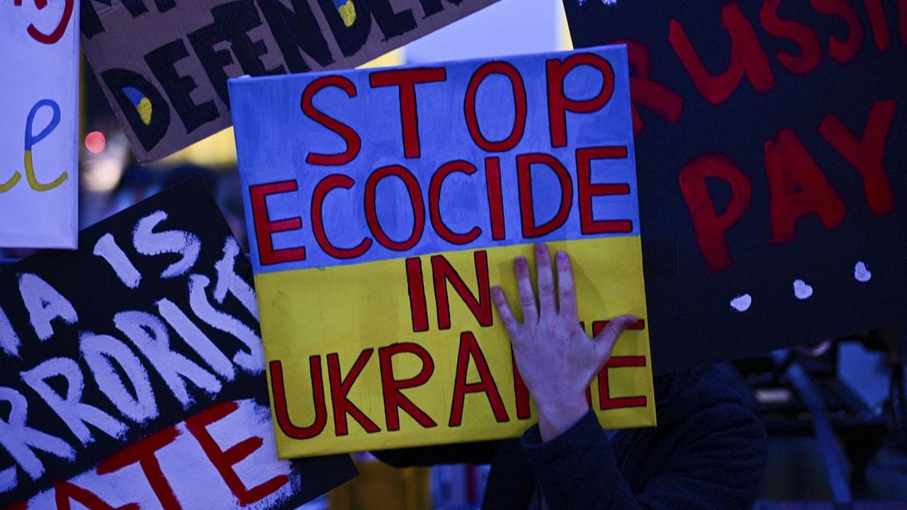 A pro-Ukraine protest sign in front of the Brandenburg Gate in Berlin