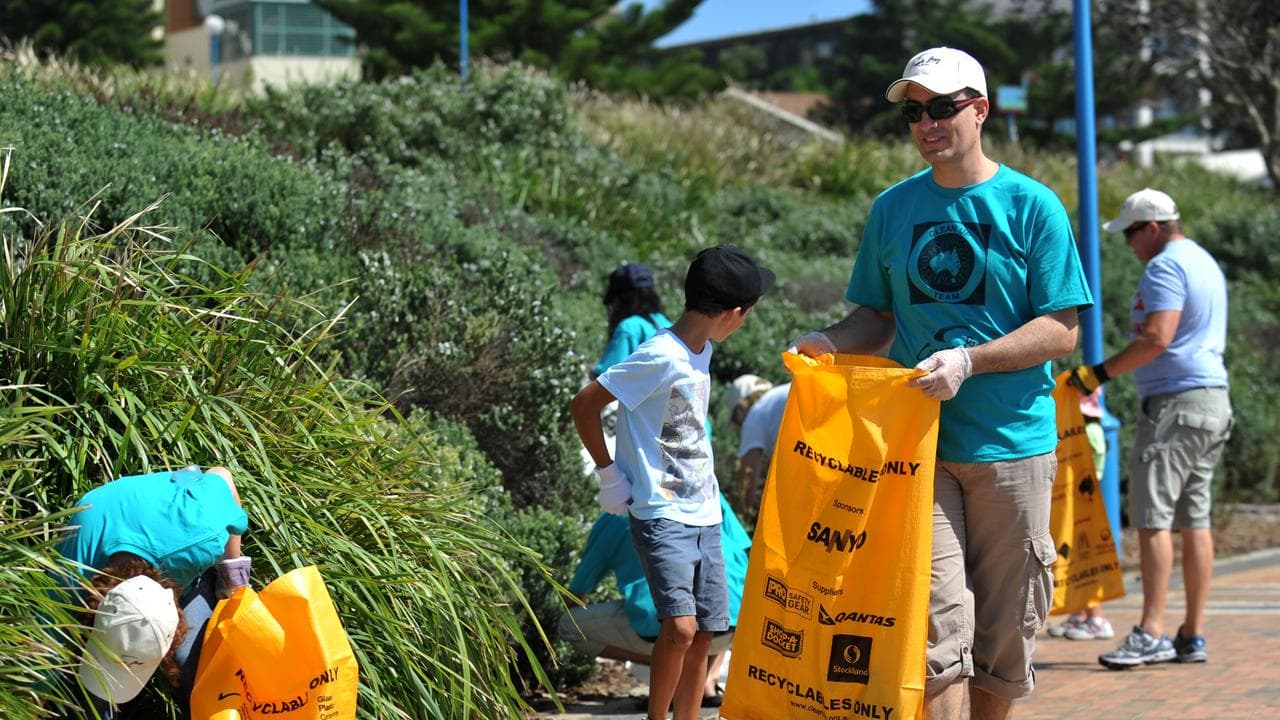 Clean Up Australia volunteers at work.