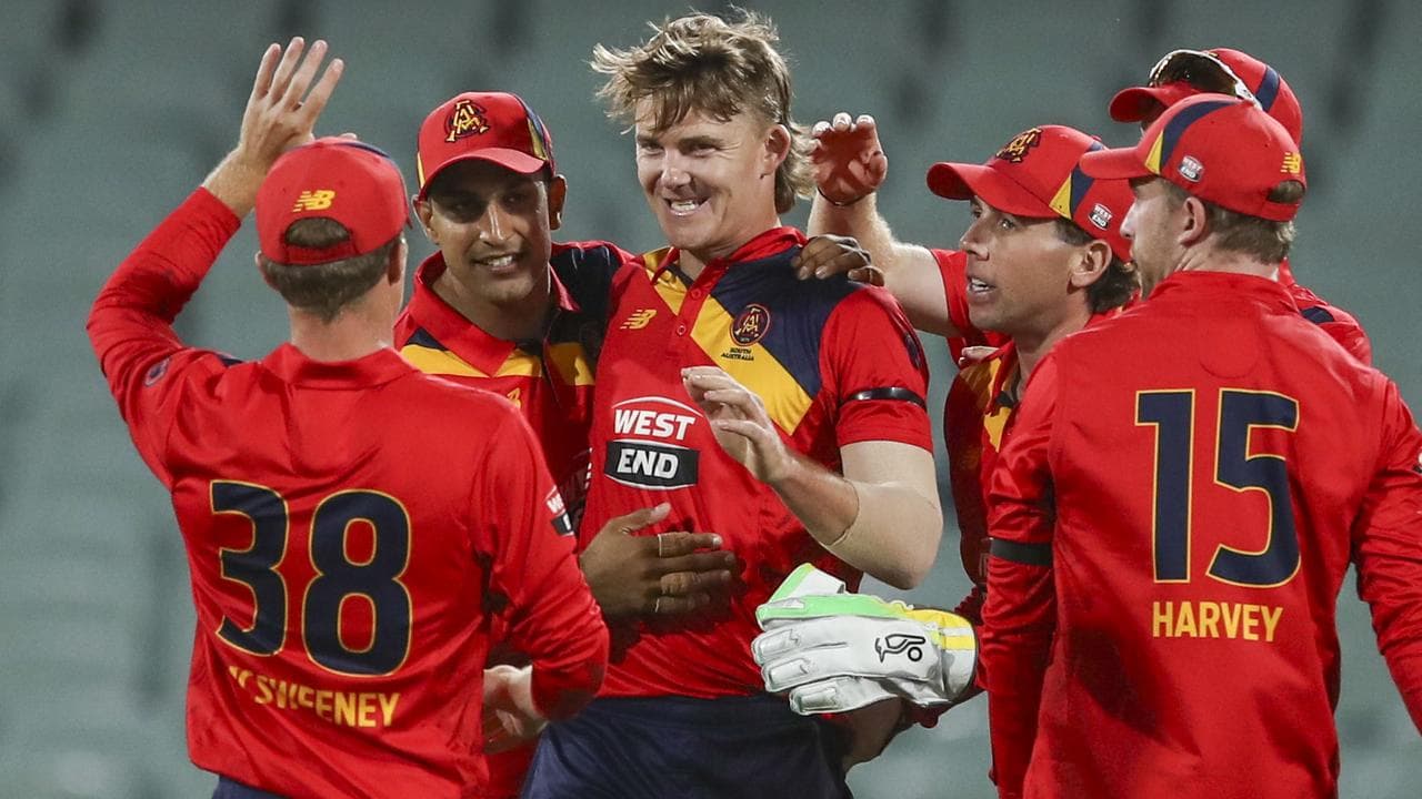 South Australia's Henry Thornton (centre)